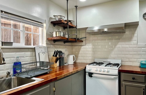 Oakland House | 3927 - Comfy 2BR Guest Unit with Kitchen TV Laundry