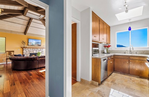 Golden Rectangle House | 3959 Hedgehog - Walk to Town and Beach, Ocean View