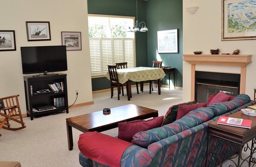 Gearhart House | 3Bed/3Bath Beautiful Home Lovely Yard with Deck and Picnic Table