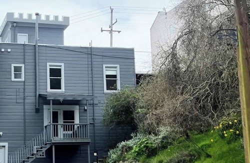Silver Terrace House | 3br Castle on the Hill w/VIEWS
