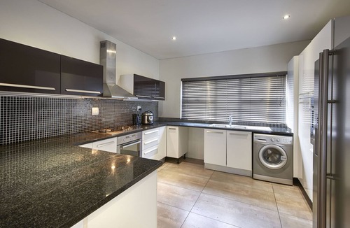 Greater Johannesburg Metropolitan Area Apartment | 4 Bedroom fully serviced standard Villa with king and twin beds in Sandton CBD