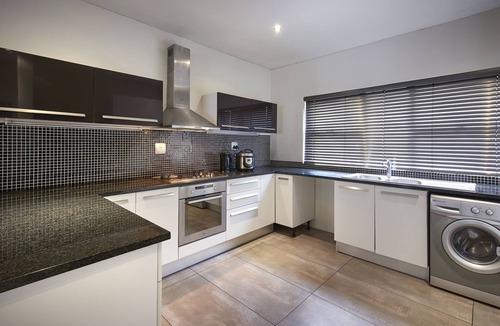 Greater Johannesburg Metropolitan Area Apartment | 4 Bedroom fully serviced standard Villa with king and twin beds in Sandton CBD