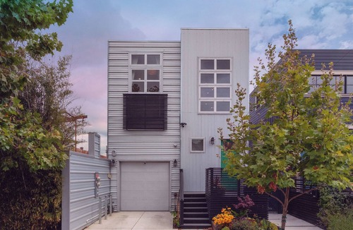 West Oakland House | 4-bedroom house Serene Garden Jacuzzi Garage Parking near San Francisco Berkeley