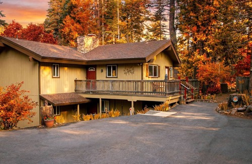 Lake Almanor Country Club House | 4 Season Vacation Rental at Lake Almanor CC. Gameroom, Sleeps 10. Fall Specials.