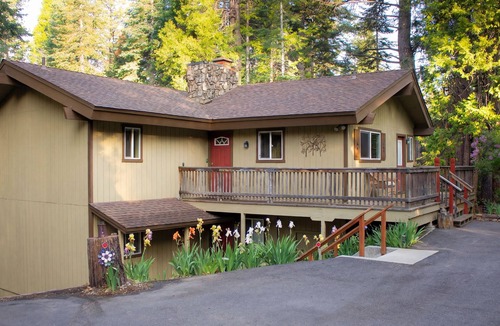 Lake Almanor Country Club House | 4 Season Vacation Rental at Lake Almanor Country Club. Gameroom, Sleeps 10. A/C