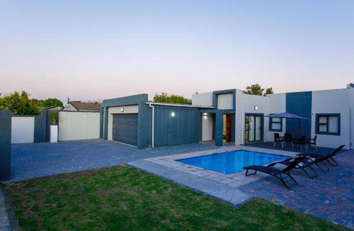 Bloubergstrand Bed & Breakfast | 400 m² Bed and breakfast ∙ 4 bedrooms ∙ 8 guests