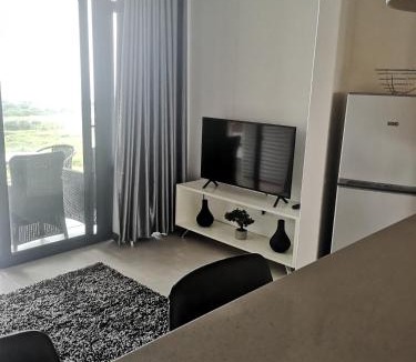 Hillhead Apartment | 407 Coral Point