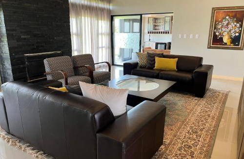 Vredefort House | 423 m² House ∙ 4 bedrooms ∙ 8 guests