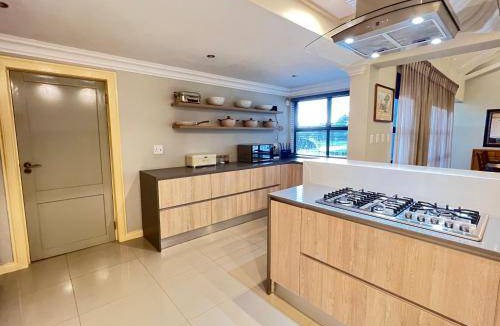 Vredefort House | 423 m² House ∙ 4 bedrooms ∙ 8 guests