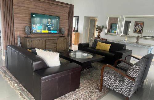 Vredefort House | 423 m² House ∙ 4 bedrooms ∙ 8 guests
