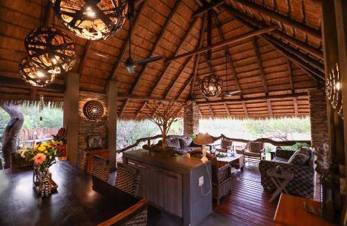 Hoedspruit Cabin | 450 m² Lodge ∙ 5 bedrooms ∙ 127 guests