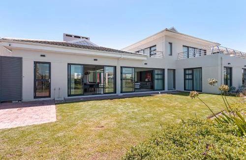 Sunset Beach Villa | 453 m² Villa ∙ 3 bedrooms ∙ 6 guests