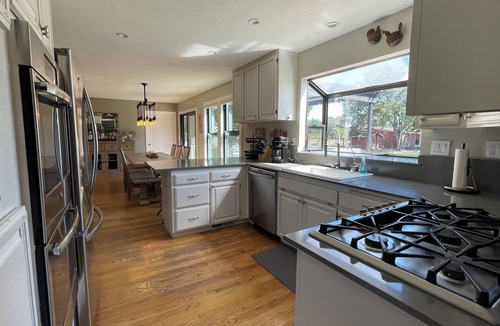 Santa Rosa House | 4Bd Wine Country Vineyard Retreat + Pool + Hot Tub, a perfect relaxing getaway!