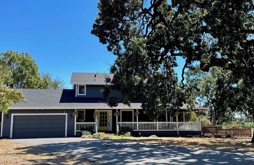 Santa Rosa House | 4Bd Wine Country Vineyard Retreat + Pool + Hot Tub, a perfect relaxing getaway!