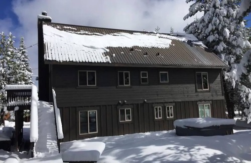 Truckee House | 4BR Luxury lodge : hot tub, slopes & trails!