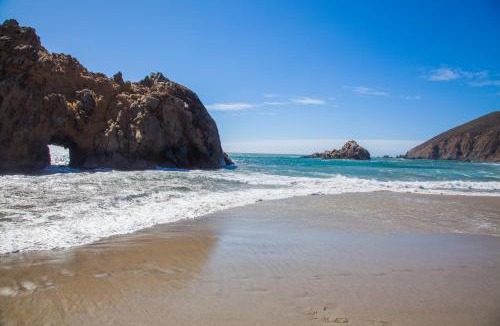 Posts Villa | 5 acres pool/spa, walk to all Big Sur has to offer