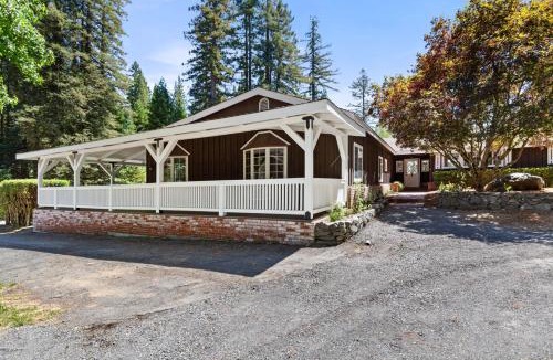Freestone Villa | 5 BR 4 BA Shangri-La Redwood Lodge Retreat with Pool & Sauna - Event Friendly Space