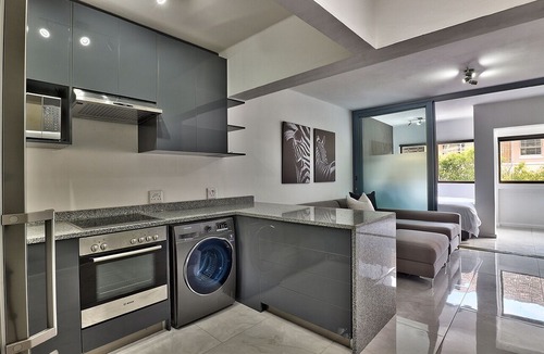 Three Anchor Bay Apartment | 5 Middlehof Three Anchor Bay