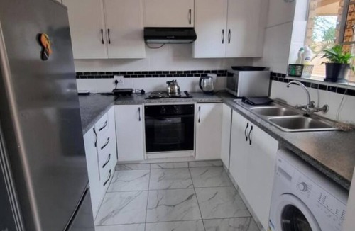 Centurion Apartment | 5 minutes to shops and malls
