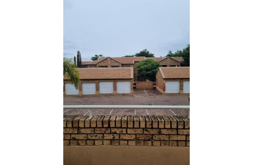 Centurion Apartment | 5 minutes to shops and malls