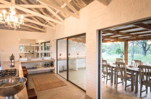 Thorny Bush Game Reserve Cabin | 50 m² Lodge ∙ 4 guests