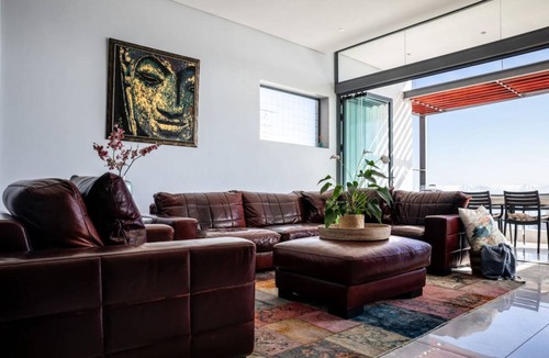 Green Point House | 500 m² House ∙ 3 bedrooms ∙ 8 guests