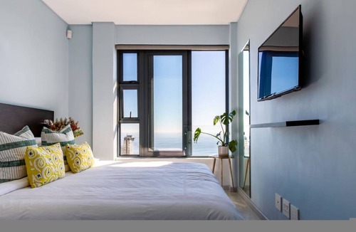 Green Point House | 500 m² House ∙ 3 bedrooms ∙ 8 guests