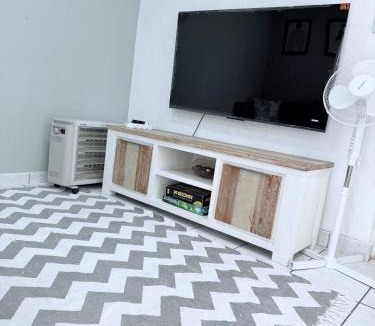 Parkwood Apartment | 500m from Rosebank Mall - Cottage on Bath