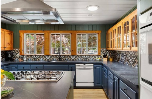 Freestone House | 5BR 4BA Shangri-La Redwood Lodge Retreat w/Pool & Sauna - Event Friendly Space