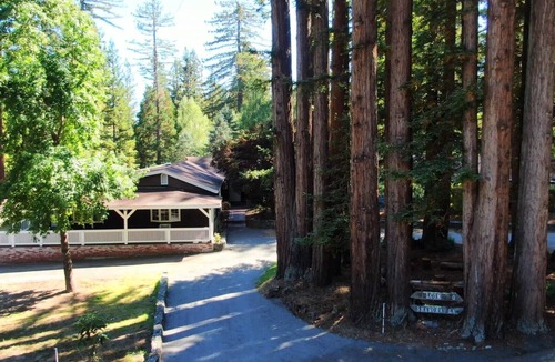 Freestone House | 5BR 4BA Shangri-La Redwood Lodge Retreat w/Pool & Sauna - Event Friendly Space