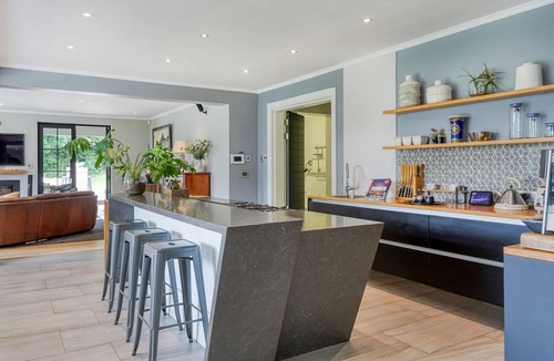 Newlands House | 6/7 bedroom spacious Bishopscourt home. Fun for the whole family.Exquiste views.