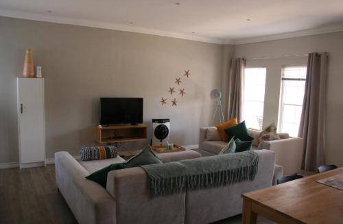 Hermanus City-Centre House | 65 m² House ∙ 1 bedroom ∙ 4 guests