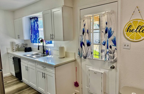 Northeast Reno House | 7-Min Down Town Reno & UNR 35 Min to MtRoseSki & Walking Distance to the Rodeo.
