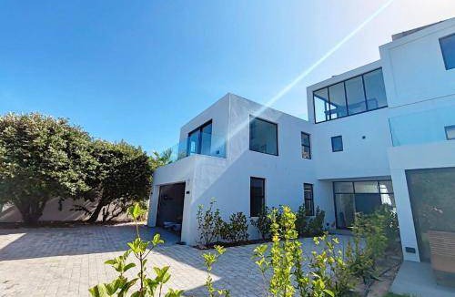 Sunset Beach House | 700 m² House ∙ 6 bedrooms ∙ 10 guests
