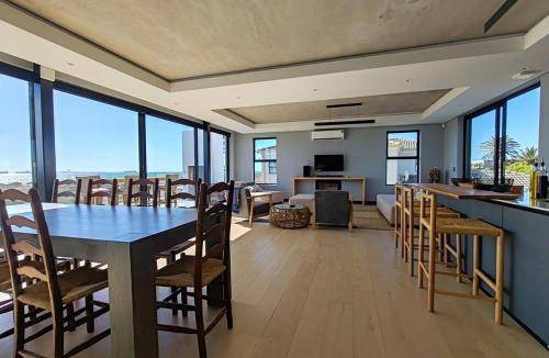 Sunset Beach House | 700 m² House ∙ 6 bedrooms ∙ 10 guests