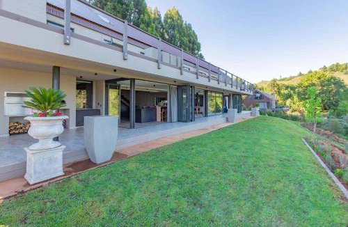 Dullstroom Villa | 700 m² Villa ∙ 5 bedrooms ∙ 10 guests