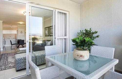 Century City Apartment | 76 m² Apartment ∙ 2 bedrooms ∙ 4 guests