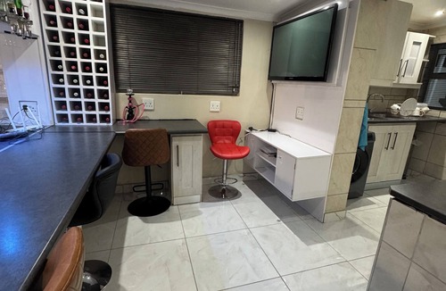 Kraaifontein House | 8 Sleeper, family friendly house with a charming swimming pool in Cape Town.