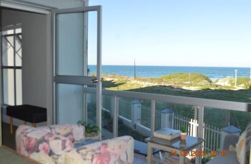 Pollok Beach Apartment | 80 Steps to the Sea