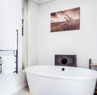 Century City Apartment | 90 m² Apartment ∙ 1 bedroom ∙ 2 guests