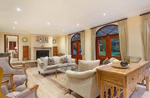 Constantia Villa | 900 m² Villa ∙ 7 bedrooms ∙ 18 guests