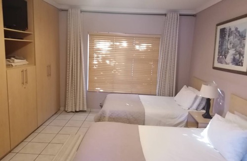 Kempton Park House | 95 m² House ∙ 3 bedrooms ∙ 6 guests