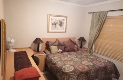 Kempton Park House | 95 m² House ∙ 3 bedrooms ∙ 6 guests