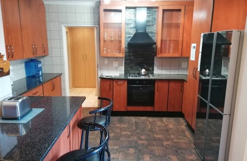 Kempton Park House | 95 m² House ∙ 3 bedrooms ∙ 6 guests