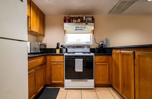 North Oak Park House | A+ 2BR Vict Walk to UC Davis & Shriners Med Center
