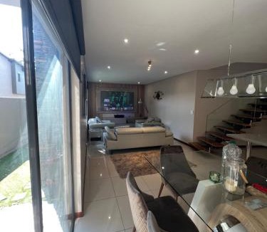 Kempton Park House | A beautiful modernize 4 bedrooms stand alone house