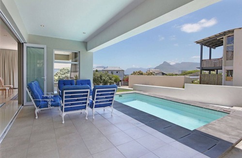 Kommetjie Villa | A luxury Beach Villa 2min stroll to the beach. Sea and mountain views. SOLAR