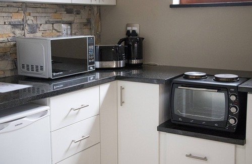 Paarl House | A’ Queenslin Guesthouse offers guests a peaceful home away from home.