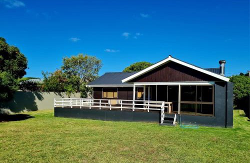Still Bay House | A Rickety River House