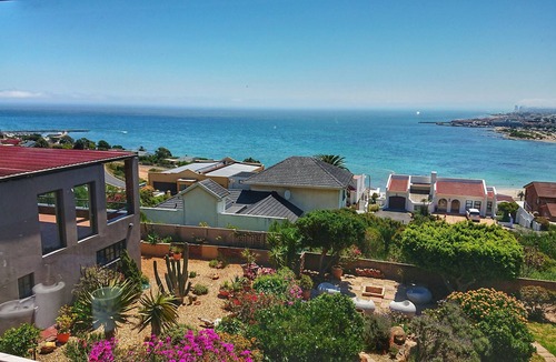 Mountainside Apartment | A spacious self catering Penthouse apartment